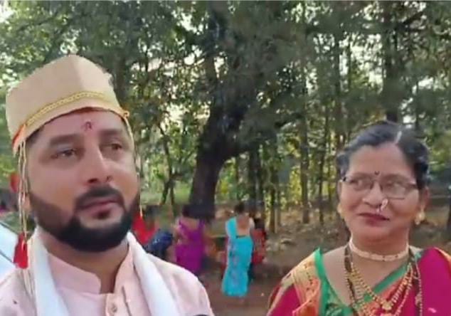 Voting first, then marriage vinayak parab voted at Wagde in sindhudurg | आधी मतदान, मगच शुभ मंगल सावधान! वागदे येथे नवरदेवाने केले मतदान