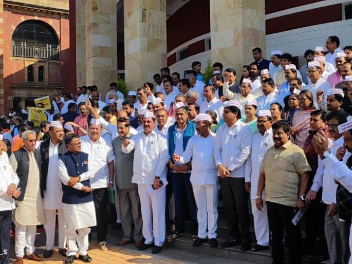 Foxconn went to Gujarat, Maharashtra got 'popcorn', opposition slogans rocked Vidhan Bhavan premises | गुजरातला गेला फॉक्सकॉन, महाराष्ट्राला मिळाला 'पॉपकॉर्न', विरोधकांच्या घोषणांनी विधानभवन परिसर दणाणला Foxconn went to Gujarat, Maharashtra got 'popcorn', opposition slogans rocked Vidhan Bhavan premises | गुजरातला गेला फॉक्सकॉन, महाराष्ट्राला मिळाला 'पॉपकॉर्न', विरोधकांच्या घोषणांनी विधानभवन परिसर दणाणला