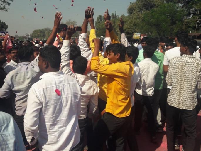 After defeating his father-in-law, wife directly became the sarpanch, but her husband lost to his aunt in the Gramapanchayat membership election | सासऱ्याला हरवून पत्नी थेट सरपंचपदी, पण पती सदस्यत्वाच्या निवडणुकीत मामीकडून पराभूत After defeating his father-in-law, wife directly became the sarpanch, but her husband lost to his aunt in the Gramapanchayat membership election | सासऱ्याला हरवून पत्नी थेट सरपंचपदी, पण पती सदस्यत्वाच्या निवडणुकीत मामीकडून पराभूत