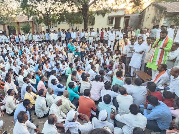 In Hingoli Thousands of farmers strike agriculture office for crop insurance; Withdrawal after written assurance | पीकविम्यासाठी हजारो शेतकरी कृषी कार्यालयावर धडकले; लेखी आश्वासनानंतर हटले मागे In Hingoli Thousands of farmers strike agriculture office for crop insurance; Withdrawal after written assurance | पीकविम्यासाठी हजारो शेतकरी कृषी कार्यालयावर धडकले; लेखी आश्वासनानंतर हटले मागे