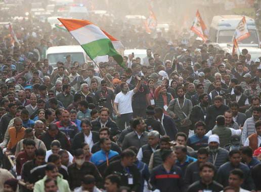 Congress Rahul Gandhi stops bharat jodo yatra to make way for an ambulance | Rahul Gandhi : रुग्णवाहिकेला रस्ता देण्यासाठी राहुल गांधींनी थांबवली "भारत जोडो यात्रा" Congress Rahul Gandhi stops bharat jodo yatra to make way for an ambulance | Rahul Gandhi : रुग्णवाहिकेला रस्ता देण्यासाठी राहुल गांधींनी थांबवली "भारत जोडो यात्रा"