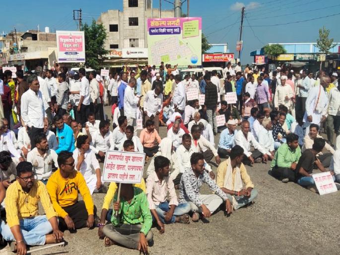 Mridang, Halgi chants in the rastaroko of the villagers for the Kharola phata - Pangaon | टाळ- मृदंग, हलगीच्या निनादात ग्रामस्थांचे खरोळा फाटा- पानगाव रस्त्यासाठी रास्तारोको Mridang, Halgi chants in the rastaroko of the villagers for the Kharola phata - Pangaon | टाळ- मृदंग, हलगीच्या निनादात ग्रामस्थांचे खरोळा फाटा- पानगाव रस्त्यासाठी रास्तारोको