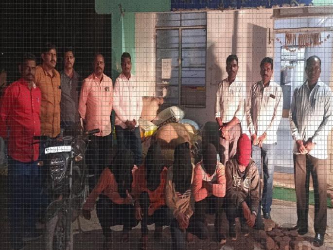 Neither the lock was broken nor the shutter burst; 5 people arrested for warehouse theft with fake keys | ना लॉक तुटले ना शटर फुटले; गोदामातून तुरीचे कट्टे पळवणारे ५ जण अटकेत Neither the lock was broken nor the shutter burst; 5 people arrested for warehouse theft with fake keys | ना लॉक तुटले ना शटर फुटले; गोदामातून तुरीचे कट्टे पळवणारे ५ जण अटकेत