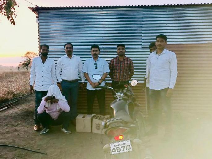 Illegal liquor seized in Latur; Five people arrested | लातूरमध्ये अवैध दारू पकडली; पाच जणांना अटक, ताडी, रसायन जप्त