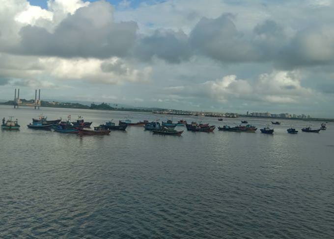 In Uran, the youth are ready to welcome the New Year | उरणमध्ये सरत्या वर्षाला अलविदा आणि नववर्षाचे स्वागत करण्यासाठी तरुणाई सज्ज