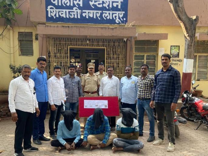 A house was broken and theft into in broad daylight; three accused arrested! | दिवसाढवळ्या घर फोडले; तिघांच्या आवळल्या मुसक्या ! A house was broken and theft into in broad daylight; three accused arrested! | दिवसाढवळ्या घर फोडले; तिघांच्या आवळल्या मुसक्या !