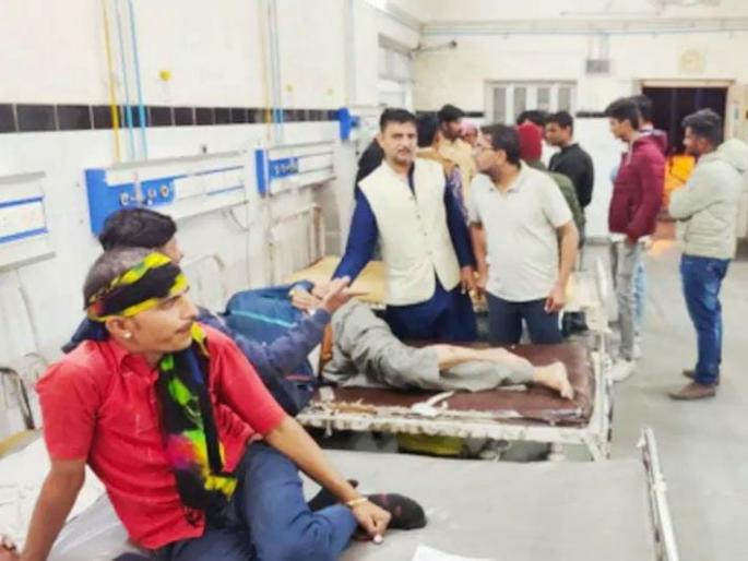dog bites 40 people in 2 hours hospital emergency ward full in barmer rajasthan | भटक्या कुत्र्याची दहशत! 2 तासांत 40 जणांवर केला हल्ला; रुग्णालयातील इमर्जन्सी वॉर्ड फुल dog bites 40 people in 2 hours hospital emergency ward full in barmer rajasthan | भटक्या कुत्र्याची दहशत! 2 तासांत 40 जणांवर केला हल्ला; रुग्णालयातील इमर्जन्सी वॉर्ड फुल