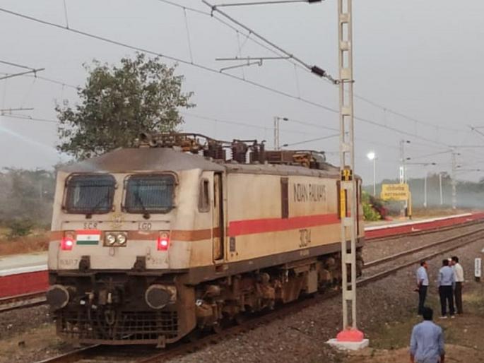 The wait is over, the train ran in Aurangabad with an electric engine at a speed of 100 per hour | प्रतीक्षा संपली, ताशी १०० च्या गतीने औरंगाबाद मार्गावर इलेक्ट्रिक इंजिनसह धावली रेल्वे