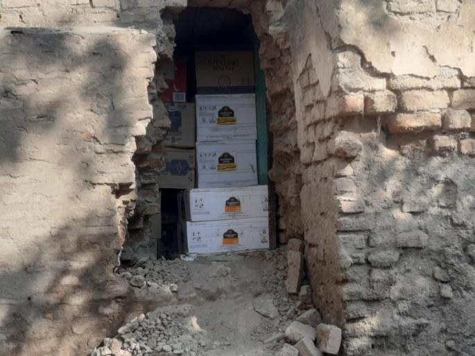 On the night before the thirty-first December, the wine shop's wall was broken and liquor worth lakhs was stolen | थर्टीफस्टच्या आदल्या रात्री वाईन शॉपची भिंत फोडून लाखोंची दारू पळवली On the night before the thirty-first December, the wine shop's wall was broken and liquor worth lakhs was stolen | थर्टीफस्टच्या आदल्या रात्री वाईन शॉपची भिंत फोडून लाखोंची दारू पळवली