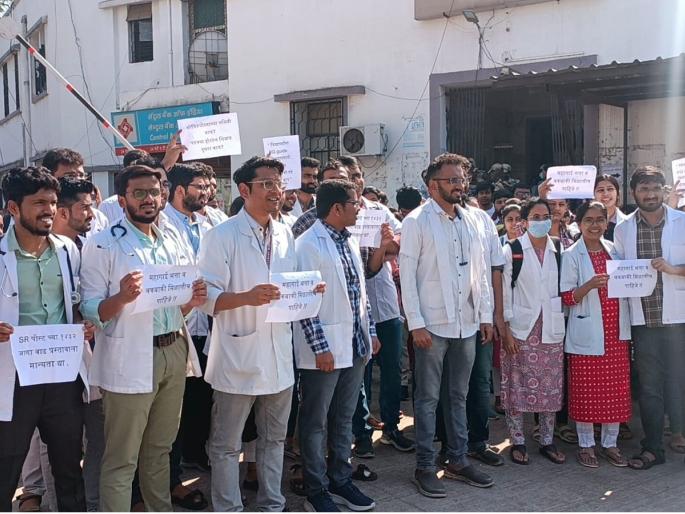 Resident doctors at Ghati Hospital on strike, patient care on shoulders of seniors | घाटी रुग्णालयातील निवासी डॉक्टर संपावर, वरिष्ठांच्या खांद्यावर रुग्णसेवा Resident doctors at Ghati Hospital on strike, patient care on shoulders of seniors | घाटी रुग्णालयातील निवासी डॉक्टर संपावर, वरिष्ठांच्या खांद्यावर रुग्णसेवा