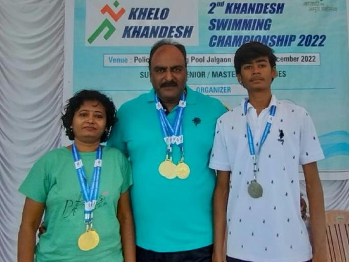 Such a hat trick! Son also won medal along with parents in the same competition | अशीही हॅट्ट्रिक ! एकाच स्पर्धेत आई-वडिलांसह मुलानेही जिंकले मेडल Such a hat trick! Son also won medal along with parents in the same competition | अशीही हॅट्ट्रिक ! एकाच स्पर्धेत आई-वडिलांसह मुलानेही जिंकले मेडल