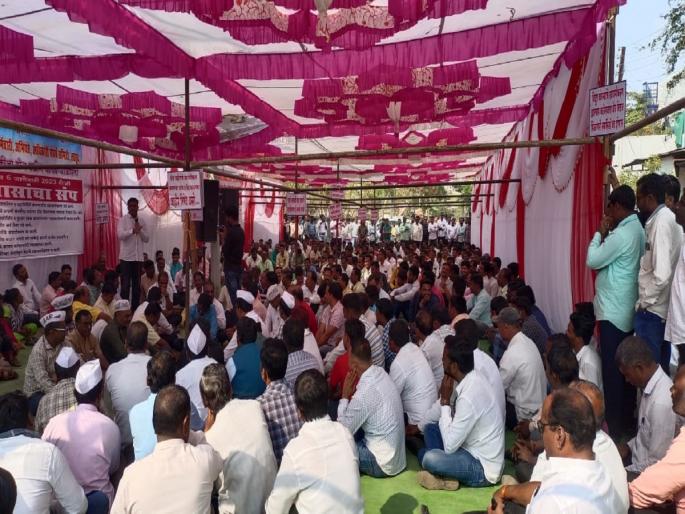 strike of electricity workers; In Latur workers, engineers united, raised slogans against privatisation | वीज कर्मचाऱ्यांचा संप; लातुरात कर्मचारी, अभियंते एकवटले, खाजगीकरणा विरोधात घोषणाबाजी strike of electricity workers; In Latur workers, engineers united, raised slogans against privatisation | वीज कर्मचाऱ्यांचा संप; लातुरात कर्मचारी, अभियंते एकवटले, खाजगीकरणा विरोधात घोषणाबाजी