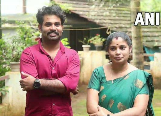 Success Story Mother Bindu and son Vivek got government job together | आई अन् मुलाला मिळाली सरकारी नोकरी, एकत्र केलेली परीक्षेची तयारी; 'अशी' आहे सक्सेस स्टोरी Success Story Mother Bindu and son Vivek got government job together | आई अन् मुलाला मिळाली सरकारी नोकरी, एकत्र केलेली परीक्षेची तयारी; 'अशी' आहे सक्सेस स्टोरी