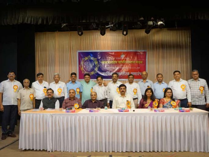 Become a government officer to serve society, nation; Expert Advice to Students on Honors Ceremony | समाज, राष्ट्राच्या सेवेसाठी व्हा सरकारी अधिकारी; गुणगौरव समारंभात तज्ञांचा विद्यार्थ्यांना सल्ला Become a government officer to serve society, nation; Expert Advice to Students on Honors Ceremony | समाज, राष्ट्राच्या सेवेसाठी व्हा सरकारी अधिकारी; गुणगौरव समारंभात तज्ञांचा विद्यार्थ्यांना सल्ला