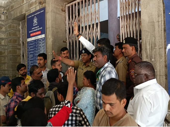 Research students demand stop biometric attendance system, but vice-chancellor insists on the decision | संशोधक विद्यार्थ्यांकडून बायोमॅट्रीक हजेरीला स्थगितीची मागणी, कुलगुरू मात्र निर्णयावर ठाम Research students demand stop biometric attendance system, but vice-chancellor insists on the decision | संशोधक विद्यार्थ्यांकडून बायोमॅट्रीक हजेरीला स्थगितीची मागणी, कुलगुरू मात्र निर्णयावर ठाम