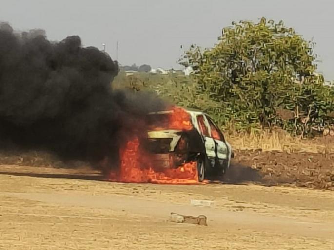 A car parked in a parking lot suddenly catches fire; The car broke down on the spot... | पार्किंगमध्ये थांबविलेल्या कारने अचानक घेतला पेट; जाग्यावरच कार झाली खाक...