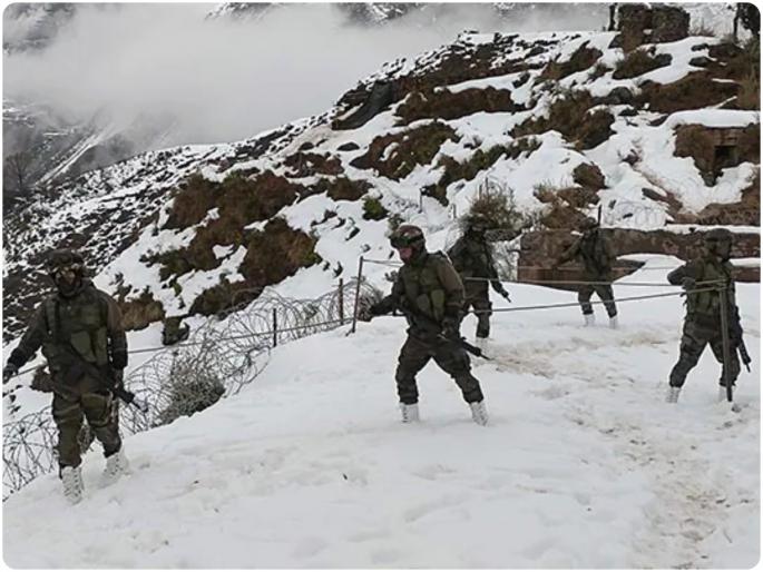 jammu kashmir indian army soldiers evacuated pregnant woman reach phc in baramulla | कडक सॅल्यूट! गर्भवतीसाठी जवान बनले 'देवदूत', बर्फाच्छादित रस्त्यावरून गाठलं हॉस्पिटल jammu kashmir indian army soldiers evacuated pregnant woman reach phc in baramulla | कडक सॅल्यूट! गर्भवतीसाठी जवान बनले 'देवदूत', बर्फाच्छादित रस्त्यावरून गाठलं हॉस्पिटल