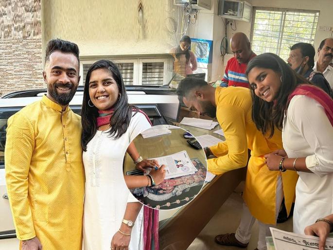 Indian cricketer Veda Krishnamurthy gets married on late mother's b'day. | आईच्या वाढदिवशी क्रिकेटपटू वेदानं केलं लग्न! कोरोनानं आई आणि बहिणीला हिरावलं, लेकीचं आईला इमोशनल गिफ्ट...