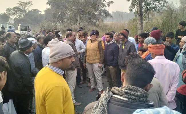 70 year old man dragged on car bonnet for 8km crushed to death in bihar | कारने दिली सायकल चालवणाऱ्या वृद्धाला जोरदार धडक; 8 किमी फरफटत नेलं, चिरडून मृत्यू 70 year old man dragged on car bonnet for 8km crushed to death in bihar | कारने दिली सायकल चालवणाऱ्या वृद्धाला जोरदार धडक; 8 किमी फरफटत नेलं, चिरडून मृत्यू