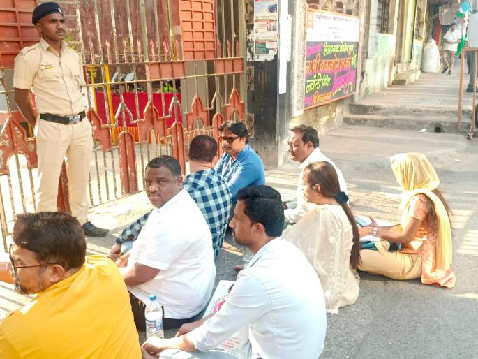 Silent picketing by Jagaruk Nagarik Foundation in front of KDMC headquarters | जागरुक नागरीक फाऊंडेशनचे केडीएमसी मुख्यालयासमोर मूक धरणे आंदोलन Silent picketing by Jagaruk Nagarik Foundation in front of KDMC headquarters | जागरुक नागरीक फाऊंडेशनचे केडीएमसी मुख्यालयासमोर मूक धरणे आंदोलन