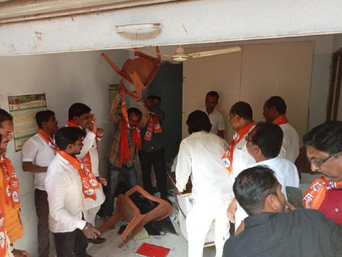 Crop insurance company's office was broken, through ink on employees; Aggressive movement of Shiv Sena Thackeray group | Video:शिवसैनिकांनी पीकविमा कंपनीचे कार्यालय फोडत कर्मचाऱ्यांना फासले काळे Crop insurance company's office was broken, through ink on employees; Aggressive movement of Shiv Sena Thackeray group | Video:शिवसैनिकांनी पीकविमा कंपनीचे कार्यालय फोडत कर्मचाऱ्यांना फासले काळे