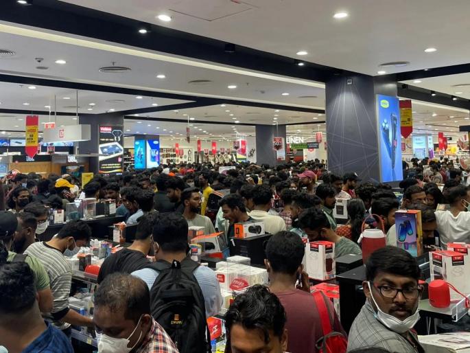 anokha mall lucknow warm cloths including blankets are free for the poors like rickshaw pullers labourers | अनोखा मॉल! कडक्याच्या थंडीत गरीबांसाठी मायेची ऊब; 'या' ठिकाणी मोफत मिळतात स्वेटर, ब्लँकेट anokha mall lucknow warm cloths including blankets are free for the poors like rickshaw pullers labourers | अनोखा मॉल! कडक्याच्या थंडीत गरीबांसाठी मायेची ऊब; 'या' ठिकाणी मोफत मिळतात स्वेटर, ब्लँकेट