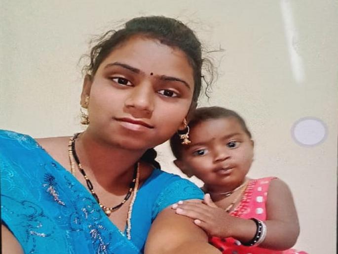 A mother ends her life by letting her child watch cartoon channels | चिमुकलीला कार्टून चॅनल लावून देऊन आईने संपवले जीवन; मृतदेहाजवळ मुलीचा हंबरडा A mother ends her life by letting her child watch cartoon channels | चिमुकलीला कार्टून चॅनल लावून देऊन आईने संपवले जीवन; मृतदेहाजवळ मुलीचा हंबरडा