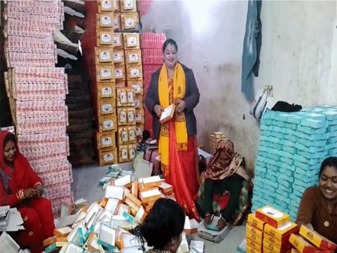 cm yogi honored woman who started business from 1500 and reached crores with gorakhpur ratna | सासरच्यांचे टोमणे... 1500 रुपये अन् सायकल; 3 वर्षांत महिलेने उभा केला कोट्यवधींचा व्यवसाय cm yogi honored woman who started business from 1500 and reached crores with gorakhpur ratna | सासरच्यांचे टोमणे... 1500 रुपये अन् सायकल; 3 वर्षांत महिलेने उभा केला कोट्यवधींचा व्यवसाय