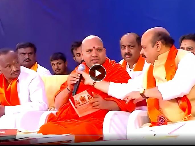 karnataka cm basawraj bommai snatched mic eshwaranandapuri swami-criticising bjp government watch video | स्वामींसमोरील माईक कर्नाटकच्या मुख्यमंत्र्यांनी हिसकावला; कार्यक्रमात काय घडलं? karnataka cm basawraj bommai snatched mic eshwaranandapuri swami-criticising bjp government watch video | स्वामींसमोरील माईक कर्नाटकच्या मुख्यमंत्र्यांनी हिसकावला; कार्यक्रमात काय घडलं?