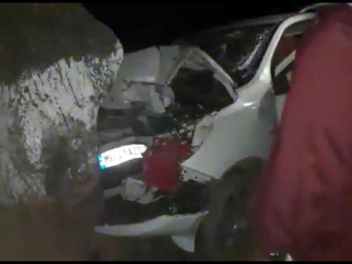The car hit a tree after losing control; Wife killed, husband and two children seriously injured in the accident, Nashik | नियत्रंण सुटल्याने गाडी ठोकली झाडाला; अपघातात पत्नी ठार, पती व दोन मुले गंभीर जखमी The car hit a tree after losing control; Wife killed, husband and two children seriously injured in the accident, Nashik | नियत्रंण सुटल्याने गाडी ठोकली झाडाला; अपघातात पत्नी ठार, पती व दोन मुले गंभीर जखमी