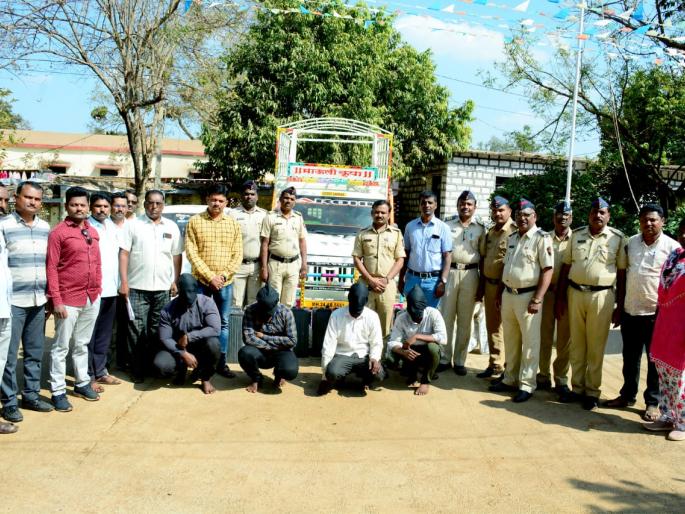 Four people in the net who stole the batteries of Mobile Tower; 12 lakhs seized | माेबाइल टाॅवरच्या बॅटऱ्या चाेरणारे चारजण जाळ्यात; १२ लाखांचा मुद्देमाल जप्त Four people in the net who stole the batteries of Mobile Tower; 12 lakhs seized | माेबाइल टाॅवरच्या बॅटऱ्या चाेरणारे चारजण जाळ्यात; १२ लाखांचा मुद्देमाल जप्त