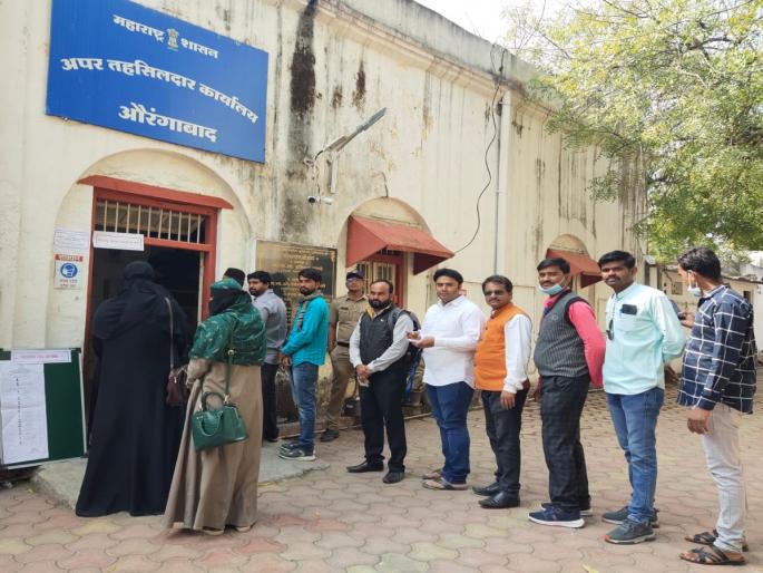 Halftime over, 30 percent turnout in 4 hours; Running of candidates to increase voter turnout | अर्धावेळ संपला, ४ तासांत ३० टक्के मतदान;मतदानाचा टक्का वाढविण्यासाठी उमेदवारांची धावपळ Halftime over, 30 percent turnout in 4 hours; Running of candidates to increase voter turnout | अर्धावेळ संपला, ४ तासांत ३० टक्के मतदान;मतदानाचा टक्का वाढविण्यासाठी उमेदवारांची धावपळ