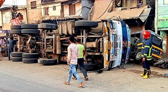 Chemical tanker overturns in Bhiwandi, six vehicles damaged | भिवंडीत केमिकल टँकर उलटला, सहा वाहनांचे नुकसान Chemical tanker overturns in Bhiwandi, six vehicles damaged | भिवंडीत केमिकल टँकर उलटला, सहा वाहनांचे नुकसान