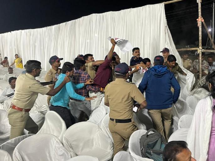 Swabhimani Sambhaji Brigade protest poster at Sri Sri Ravi Shankar's event, attack on police in Nanded | स्वाभिमानी संभाजी ब्रिगेडचे श्रीश्री रविशंकर यांच्या कार्यक्रमात निषेधाचे पोस्टर, पोलिसांवर हल्ला