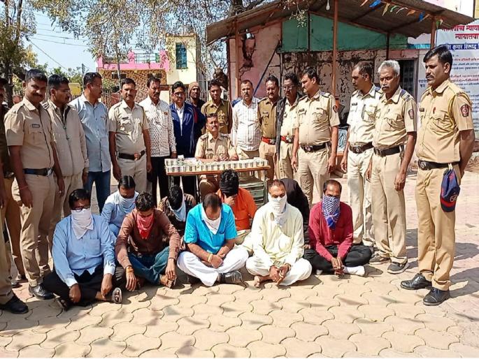 9 people with fake notes of Rs 1 crore in police custody | मोठी बातमी! १ कोटी रुपयांच्या बनावट नोटांसह ९ जण पोलिसांच्या ताब्यात 9 people with fake notes of Rs 1 crore in police custody | मोठी बातमी! १ कोटी रुपयांच्या बनावट नोटांसह ९ जण पोलिसांच्या ताब्यात