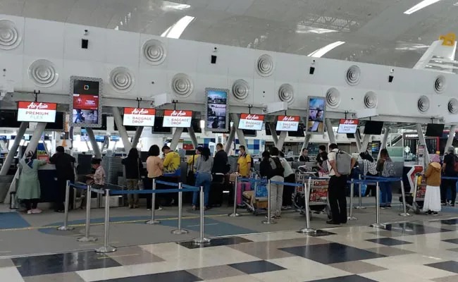 husband wife getting late to catch flight leave baby at israel airport check in then what happened next | मुलाचं तिकीट काढावं लागू नये म्हणून पती-पत्नीने विमानतळावर सोडलं बाळाला, पळून गेले अन्...