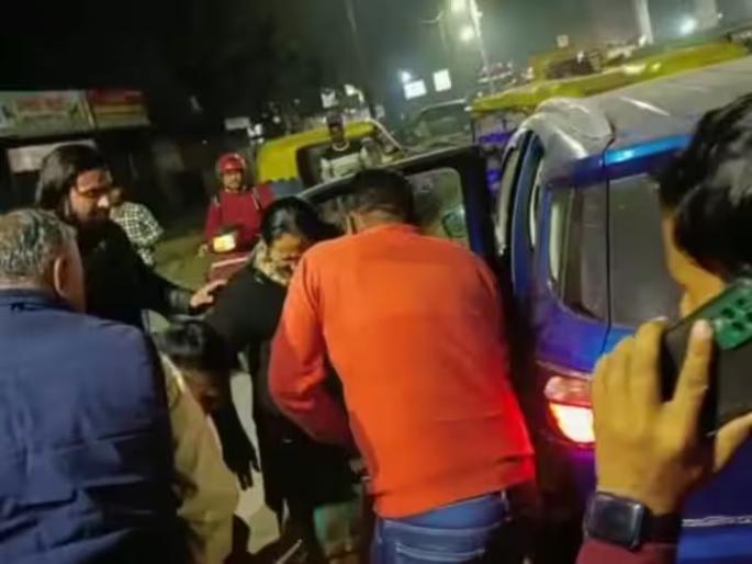 people were forcibly taking girl in car local people pelted stones know whole matter | PUBG साठी काय पण! गेम खेळताना प्रेम जडलं, घर सोडलं; कुटुंबीयांनी शोधताच झाली दगडफेक