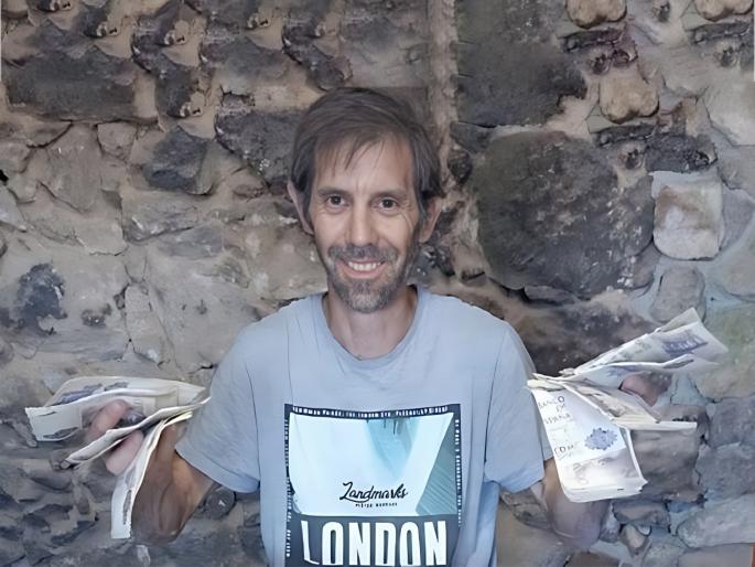 Spanish man finds notes worth Rs 46 lakh hidden in walls. But there's a twist | नव्या इमारतीसाठी जुने घर पाडले अन् भिंतीत तब्बल 46 लाख सापडले पण...; नेमकं काय घडलं? Spanish man finds notes worth Rs 46 lakh hidden in walls. But there's a twist | नव्या इमारतीसाठी जुने घर पाडले अन् भिंतीत तब्बल 46 लाख सापडले पण...; नेमकं काय घडलं?