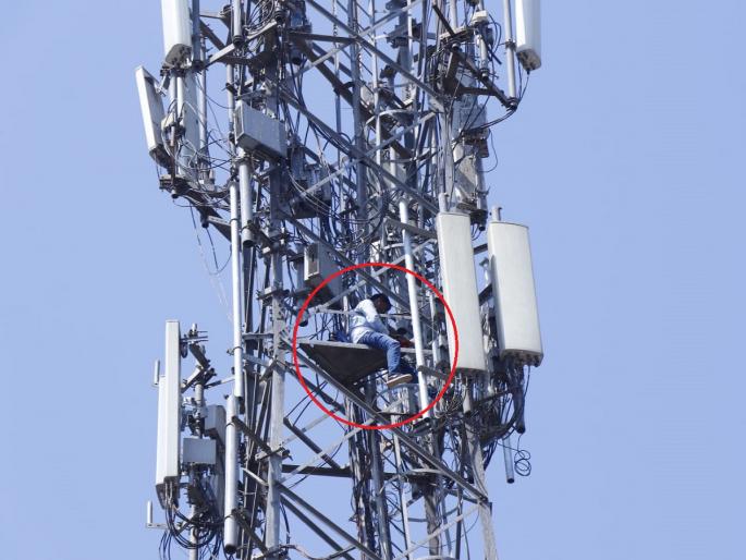 Ashti youth's Sholestyle protest in Beed; Climb the tower for basic questions in the village | हातात तिरंगा घेऊन आष्टीच्या तरुणाचे बीडमध्ये शोलेस्टाईल आंदोलन Ashti youth's Sholestyle protest in Beed; Climb the tower for basic questions in the village | हातात तिरंगा घेऊन आष्टीच्या तरुणाचे बीडमध्ये शोलेस्टाईल आंदोलन