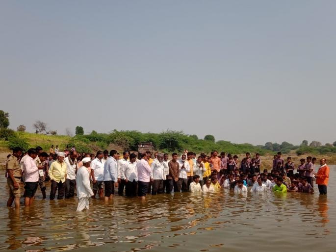 Curb educational progress, cancel teacher transfers; Villagers, students protest in the river | शैक्षणिक प्रगती खुंटेल, शिक्षकांच्या बदली रद्द करा; ग्रामस्थ, विद्यार्थ्यांचे नदीत आंदोलन Curb educational progress, cancel teacher transfers; Villagers, students protest in the river | शैक्षणिक प्रगती खुंटेल, शिक्षकांच्या बदली रद्द करा; ग्रामस्थ, विद्यार्थ्यांचे नदीत आंदोलन