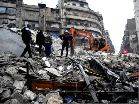 turkey syria earthquake viral video hearing questions of innocent security personnel started crying | हृदयद्रावक! "माझी आई कुठेय?", भूकंपातून वाचलेल्या चिमुकलीचा प्रश्न ऐकून जवानही भावूक turkey syria earthquake viral video hearing questions of innocent security personnel started crying | हृदयद्रावक! "माझी आई कुठेय?", भूकंपातून वाचलेल्या चिमुकलीचा प्रश्न ऐकून जवानही भावूक