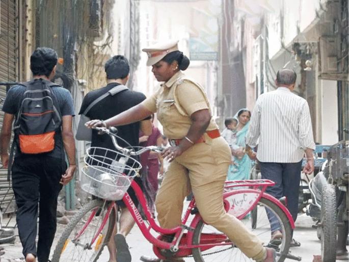 tamil nadu woman police inspector pushparani cycling habit motivates people | मस्तच! ना बाईक, ना कार... गेली 23 वर्षे थेट सायकलने कामाला जातात 'या' सब-इन्स्पेक्टर tamil nadu woman police inspector pushparani cycling habit motivates people | मस्तच! ना बाईक, ना कार... गेली 23 वर्षे थेट सायकलने कामाला जातात 'या' सब-इन्स्पेक्टर