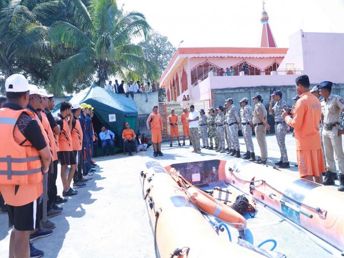 Training of rescue team of Latur for disaster relief by Pune team of NDRF | आपत्ती निवारणासाठी लातूरच्या बचाव पथकास एनडीआरएफच्या पुणे टीमकडून प्रशिक्षण