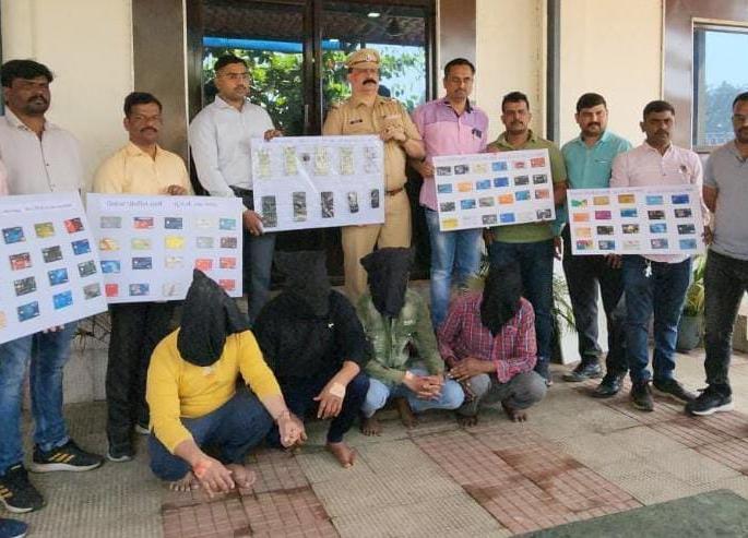 Interstate gang arrested for cheating by swapping ATMs! | एटीएमची अदलाबदली करून फसवणूक करणाऱ्या आंतरराज्य टोळीला अटक!