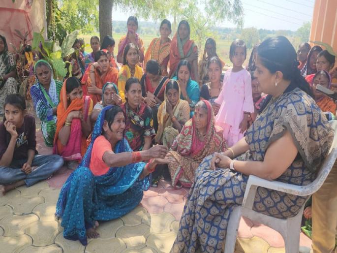 Stop illegal Liquor selling in Chincholi or will gifts bangels to the police; Women's Thiyya at midnight | चिंचोलीतील दारू बंद करा नाहीतर पोलिसांना बांगड्यांचा आहेर; मध्यरात्री महिलांचा ठिय्या Stop illegal Liquor selling in Chincholi or will gifts bangels to the police; Women's Thiyya at midnight | चिंचोलीतील दारू बंद करा नाहीतर पोलिसांना बांगड्यांचा आहेर; मध्यरात्री महिलांचा ठिय्या
