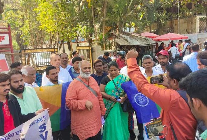 Students protest against Jain University, Bangalore in thane | ठाण्यात बेंगलोरच्या जैन युनिव्हर्सिटी विरोधात विद्यार्थ्यांचे धरणे आंदोलन