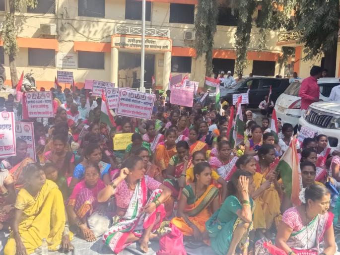 Workers strike protest against corruption of 30 crores cost of roads, Sakav bridge in Bhiwandi taluka | भिवंडी तालुक्यातील रस्ते, साकव पुलाच्या ३० कोटीं खर्चाच्या भ्रष्टाचाराविरोधात श्रमजीवीचे ठिय्या आंदोलन Workers strike protest against corruption of 30 crores cost of roads, Sakav bridge in Bhiwandi taluka | भिवंडी तालुक्यातील रस्ते, साकव पुलाच्या ३० कोटीं खर्चाच्या भ्रष्टाचाराविरोधात श्रमजीवीचे ठिय्या आंदोलन