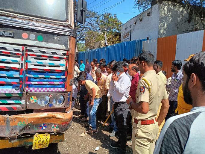 Defying the entry ban in Jalna, the truck hits Mother-son on the bike, the mother died on the spot | जालन्यात प्रवेशबंदी झुगारून ट्रक सुसाट; दुचाकीवरील मायलेकास उडवले, आईचा जागीच मृत्यू Defying the entry ban in Jalna, the truck hits Mother-son on the bike, the mother died on the spot | जालन्यात प्रवेशबंदी झुगारून ट्रक सुसाट; दुचाकीवरील मायलेकास उडवले, आईचा जागीच मृत्यू