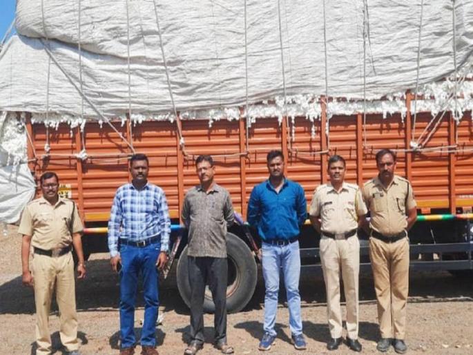 Thieves up in 24 hours; A truck loaded with 95 quintals of cotton was left at the toll booth | २४ तासांत चोरट्यांना उपरती; ९५ क्विंटल कापूस भरलेला ट्रक टोल नाक्यावर सोडून पसार Thieves up in 24 hours; A truck loaded with 95 quintals of cotton was left at the toll booth | २४ तासांत चोरट्यांना उपरती; ९५ क्विंटल कापूस भरलेला ट्रक टोल नाक्यावर सोडून पसार