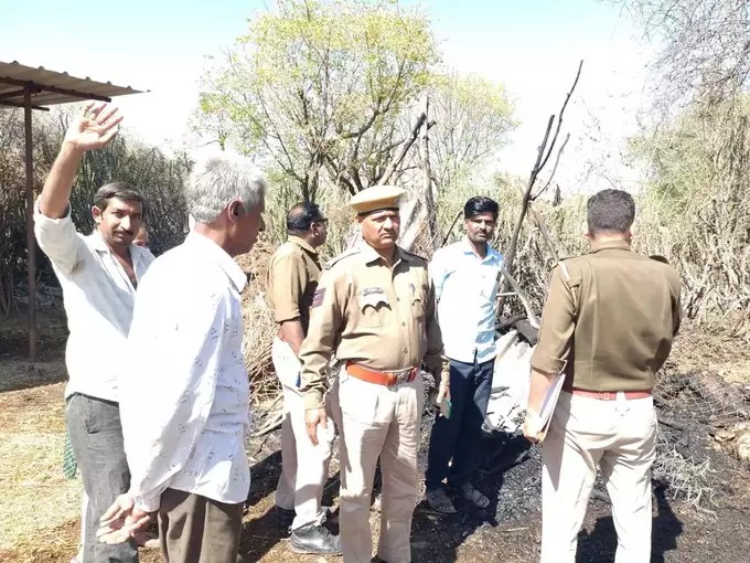 husband creat ruckus in laws house threw stone set fire when wife not return home bhilwara rajasthan | दगड फेकले, आग लावली; पत्नीने घरी येण्यास नकार दिला, जावई बिथरला, सासुरवाडीत घातला गोंधळ husband creat ruckus in laws house threw stone set fire when wife not return home bhilwara rajasthan | दगड फेकले, आग लावली; पत्नीने घरी येण्यास नकार दिला, जावई बिथरला, सासुरवाडीत घातला गोंधळ